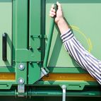 Ver- und Entriegeln der beiden Portaltüren durch manuell bedienbaren Hebel