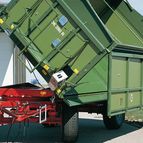 Seitenwand in Rahmenkonstruktion mit Industriesperrholz, oben pendelnd gelagert