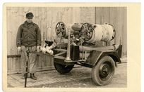 Karl Rudolph jun. mit mobiler Feuerlöschspritze, Baujahr 1953