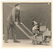 Lehrling mit einer Terrazzo-Schleifmaschine aus dem Jahr 1955