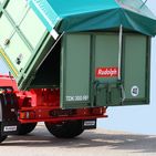 Continuous rear wall opened with discharge slider