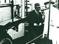 Karl Rudolph sen. (li.) und Karl Rudolph jun. (mi.) auf der DLG-Ausstellung (Vorläufer der heutigen Agritechnica) in Hannover in den 50er Jahren.